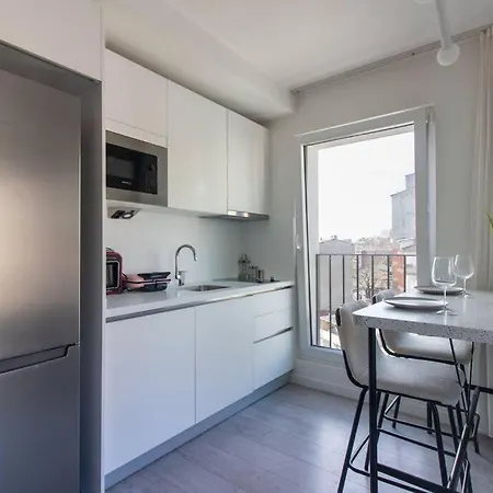 דירה New Modern Furnished 1br Flat W/free Parking & Gym #122 *