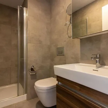 New Modern Furnished 1br Flat W/free Parking & Gym #122