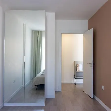 New Modern Furnished 1br Flat W/free Parking & Gym #122 דירה *